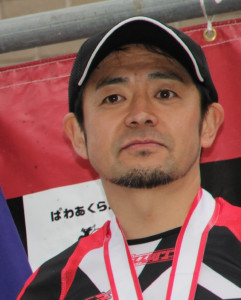 チーム監督 小谷徹 「メーカーやトライアル愛好家の募金、MFJ関係の方々の協力で参戦が実現しました。今回は様々な条件で、結果的に小川毅士、柴田暁というフレッシュなメンバーを加えた陣形となりました。現実的に世界ランキング上位を独占するスペインには敵わないかも知れません。しかし表彰台、2位を勝ち取る勝負をしてきます。また、この参戦が若いライダーの刺激になる事を期待します。」