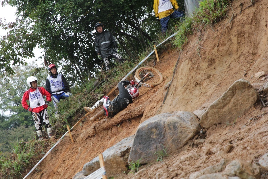 第1セクションは赤土。雨でツルツル。この選手、国際B級でかなり上位なんですけど。デモ、この失敗で我に返って快進撃。