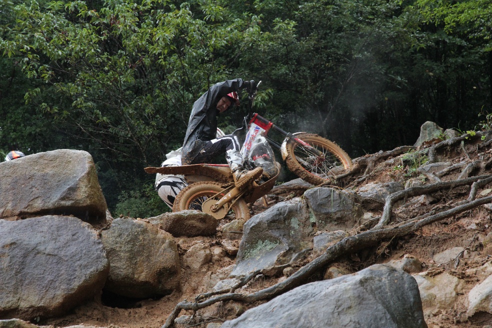 これも第1セクション。滑る赤土、さらにはびこる木の根っこ。どっちもツルツル。