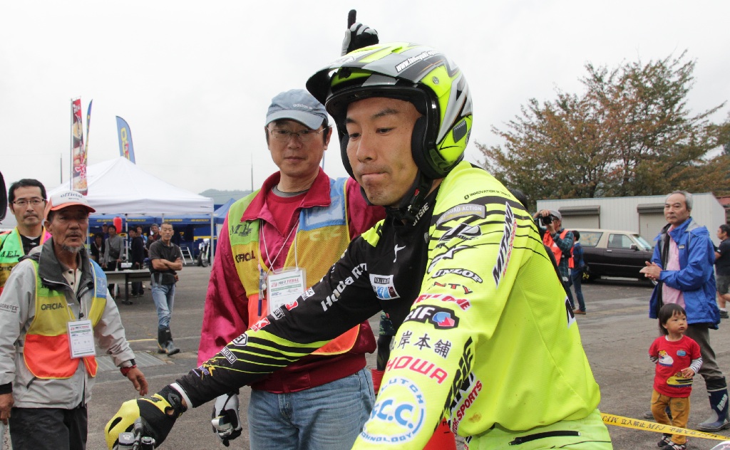 最後のトライを終え優勝した直後の小川友幸選手。なぜか浮かない顔の理由は、SS2セクションで一回の足着き。「クソッ、クリーンしたかったなぁ」