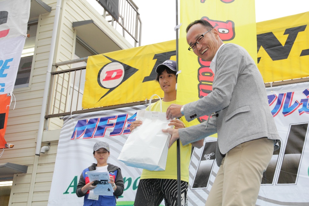 表彰式。エキシビション125の磯谷郁選手。