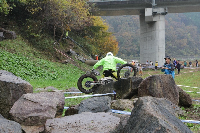 優勝校の一人だった河野道博選手は、この転倒で…。