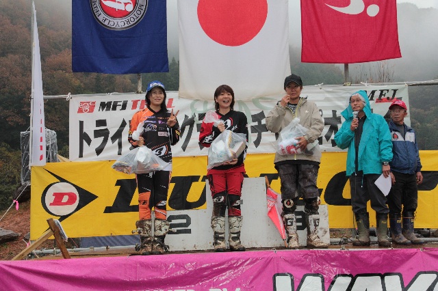 レディース表彰。並び方は順不同。