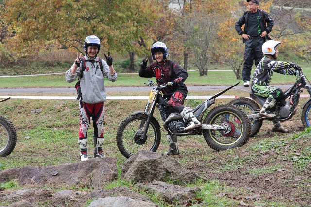 競技中にもかかわらず、僕を見つけて。郁くん、国際B級昇格おめでとう!左は国際A級磯谷玲選手。今回は弟のサポート。