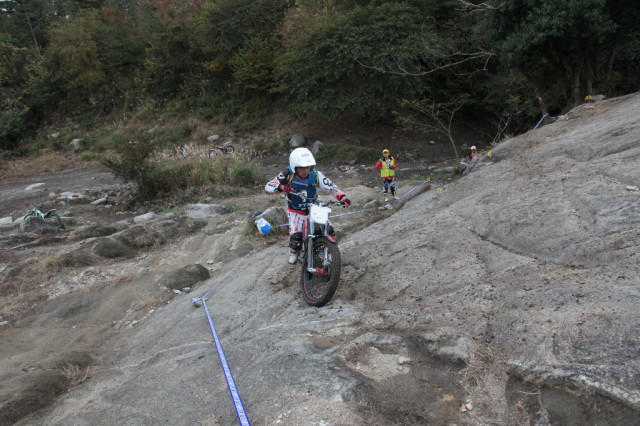 斜め岩盤をするする〜っと。