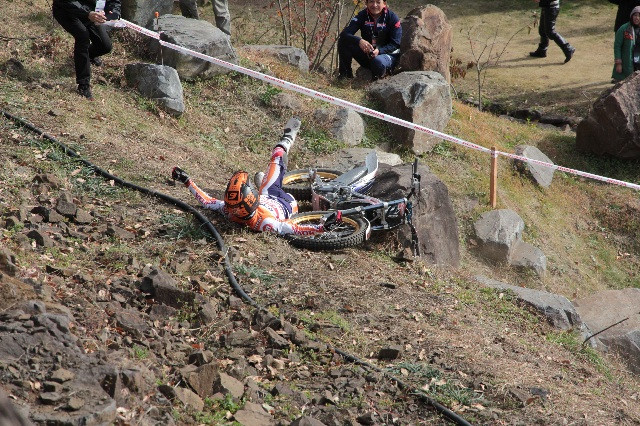 ハイメ・ブスト選手のマジクラッシュ！この後、パワーのあるトニーのオートバイを奪い取ってリベンジ、クリーン！