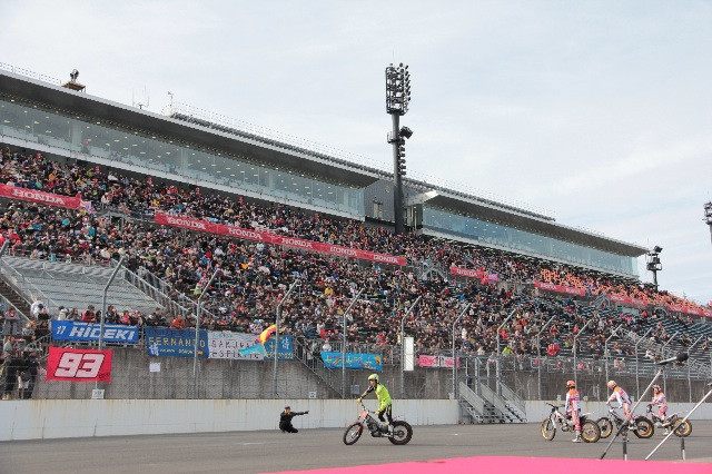 グランドスタンド前にて。