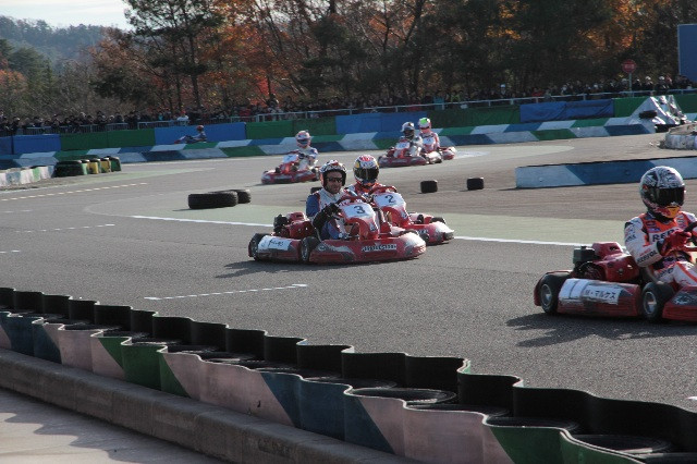 朝一で4輪ドライバー、GPライダー、トライアルライダーでカートでバトル。