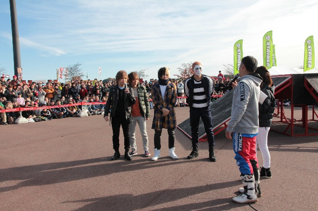 デモ会場にゴールデンボンバーさん登場。この後…。