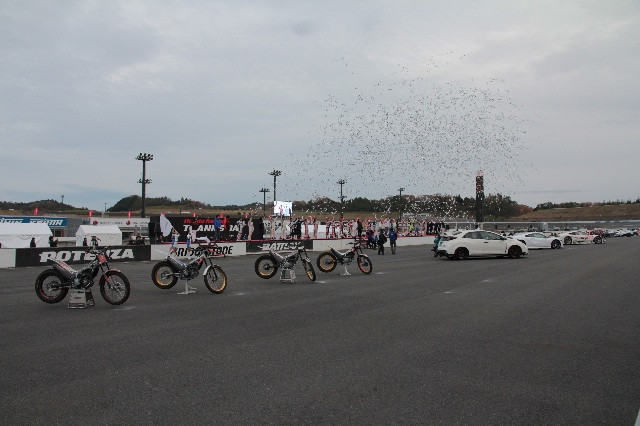 フィナーレ。トライアルからF1まで、人とマシンが勢揃いでご挨拶。