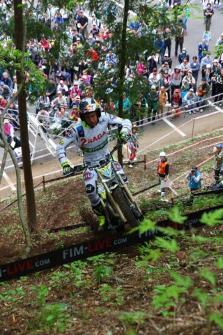 第2セクション、アダム･ラガ選手。急斜面を上がって下りて、その先には難しい何段もの大岩が待ち構えています。