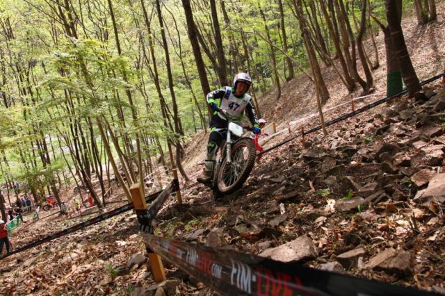 第8セクションはガレガレの登り。9割まで上った武井誠也選手、ここで粘った次の瞬間、くるっとUターンして入り口に向かってしまいました。