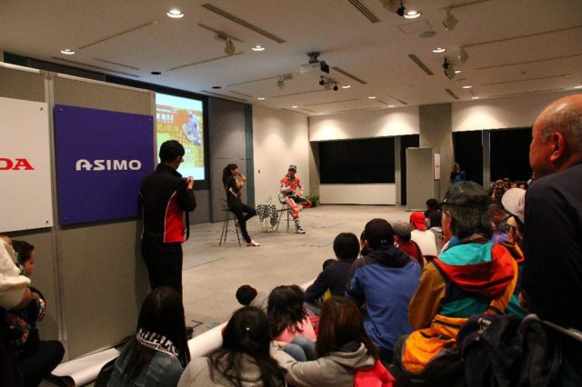 ホンダコレクションホールの一室で、DAY2競技終了後に行われたトークショー。「300レース、出るだけなら誰でも出来ます。でも、常にトップをキープするのは簡単じゃない」