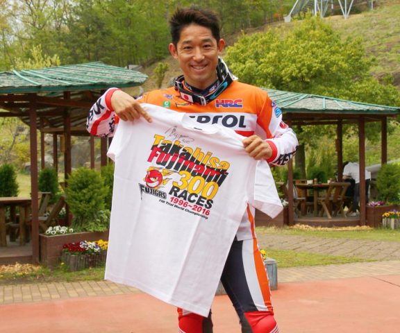 300レース出場記念Tシャツを本田技研工業株式会社様から頂きました。藤波選手の直筆サイン入りで、ストレートオン6月号でプレゼントします。お楽しみに！