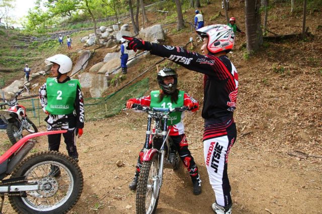 小川友幸選手と、2つのグループに分けて交互に指導。