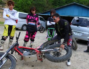 「タイヤを持って起こすのは危ないから絶対ダメ!ハンドルを持って起こすのが正解!」