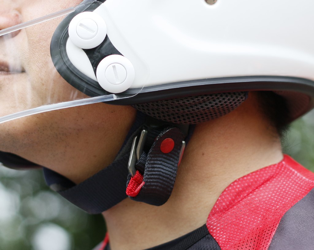 あごヒモがぶらぶらしないよう、パチンと留められます。こういう細かいところまでの作り込みが素晴らしい。