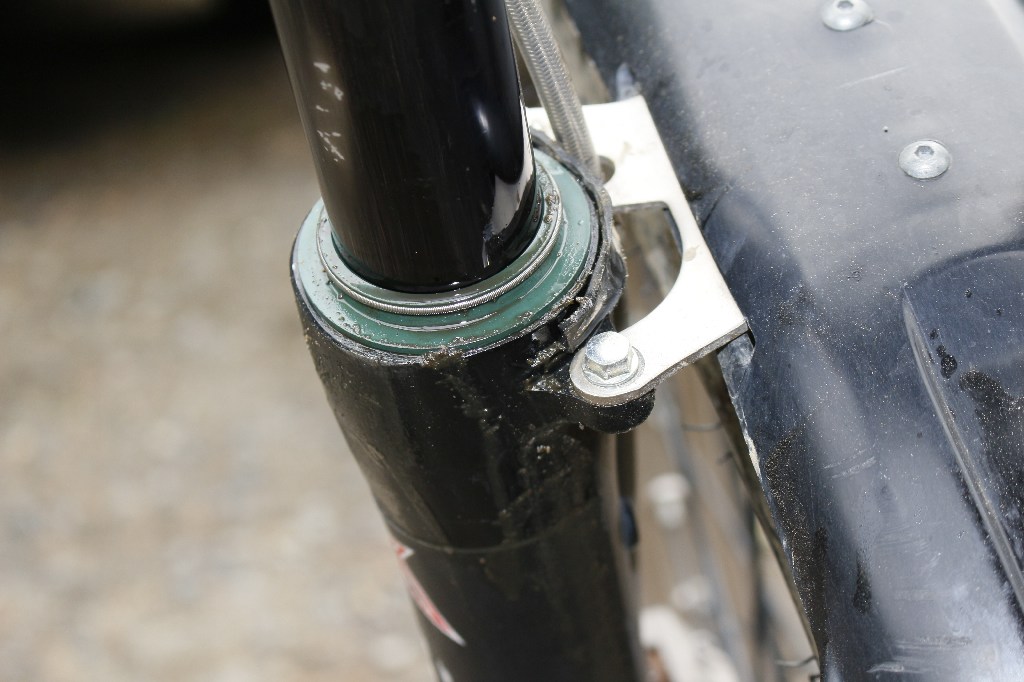 ジョルディに貸した愛車。フォークオイル漏れ。(T_T)。これもジョルディ・マジック!?