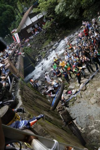 壁にはじき返された岡村将敏選手。危なかったけど大丈夫そう。