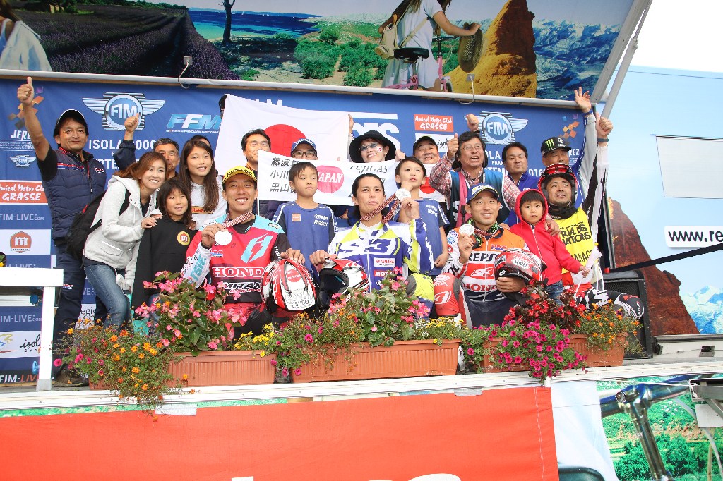 2位獲得!で選手と日本からの応援団の皆さん。