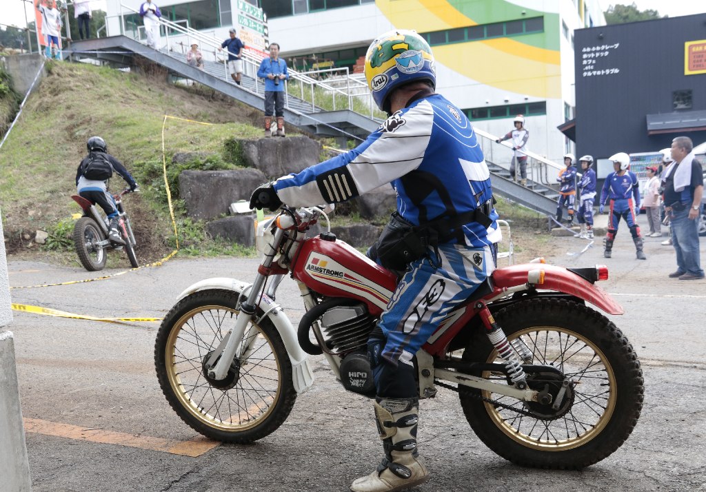 アームストロングです。とてもいい音していました。「僕、ホンダTLだけでも3台持っています」「あ、十を言い忘れて抜けた。13台でした。わははは」と末松義章さん。
