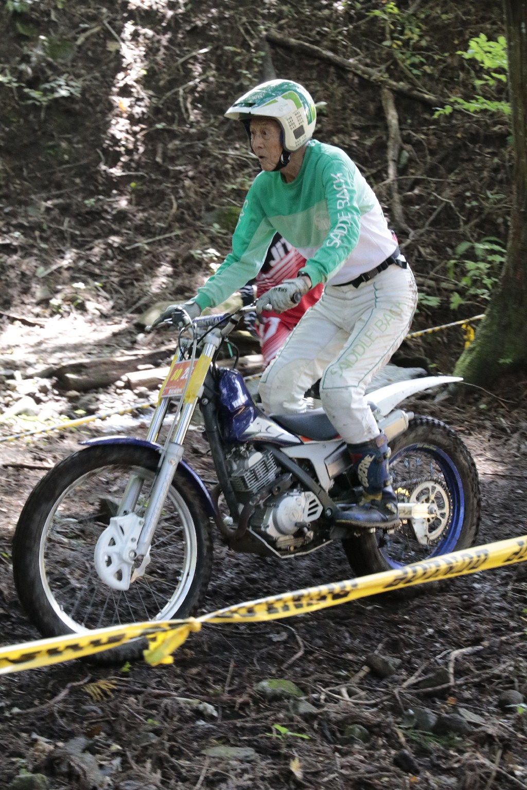 堀内浩太郎さんのマシンを託された恵比根育夫さん。80歳の堂々ライディング。