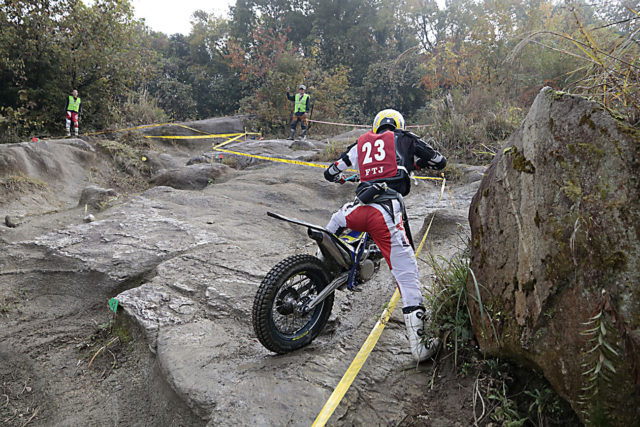 滑るんです。濡れると特に。これが真壁の岩盤です。