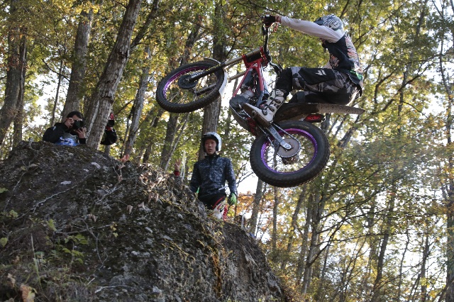 SS2で大ジャンプ!藤原慎也選手。着地の地面が無かったのはナイショ。