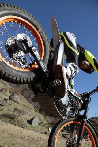 ストレートオン試乗と言えばこの人、マジシャン小谷徹選手。カメラ目線も決まっています。